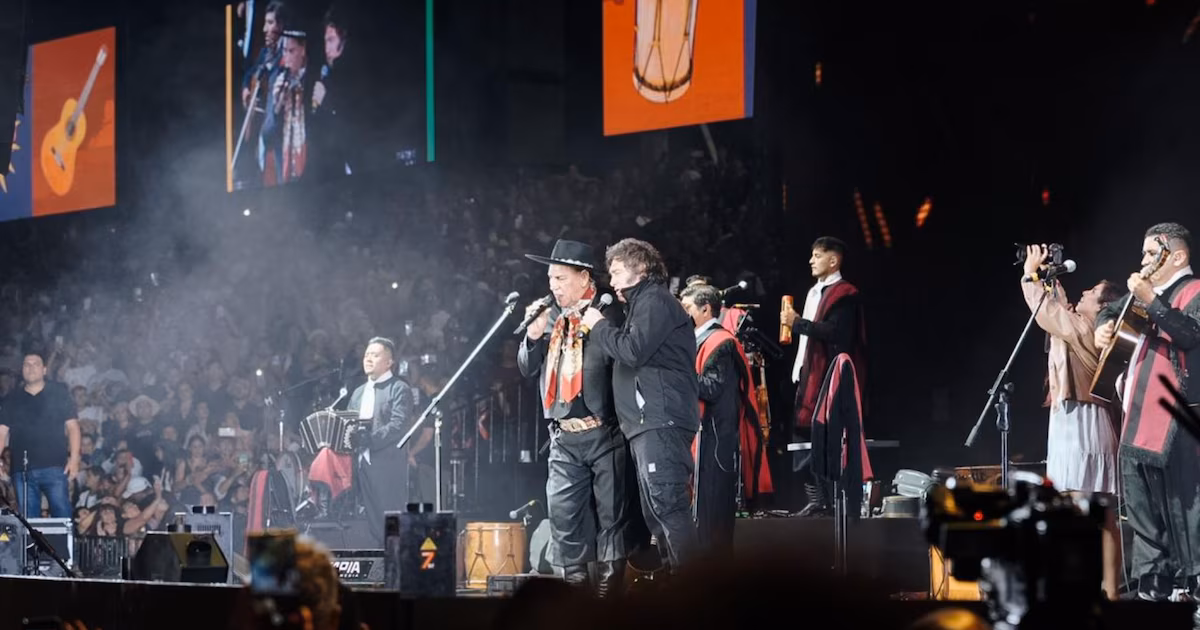 Javier Milei cantó con el Chaqueño Palavecino en el Festival de Jesús María y agradeció a Córdoba por “ayudarlo a ser presidente”