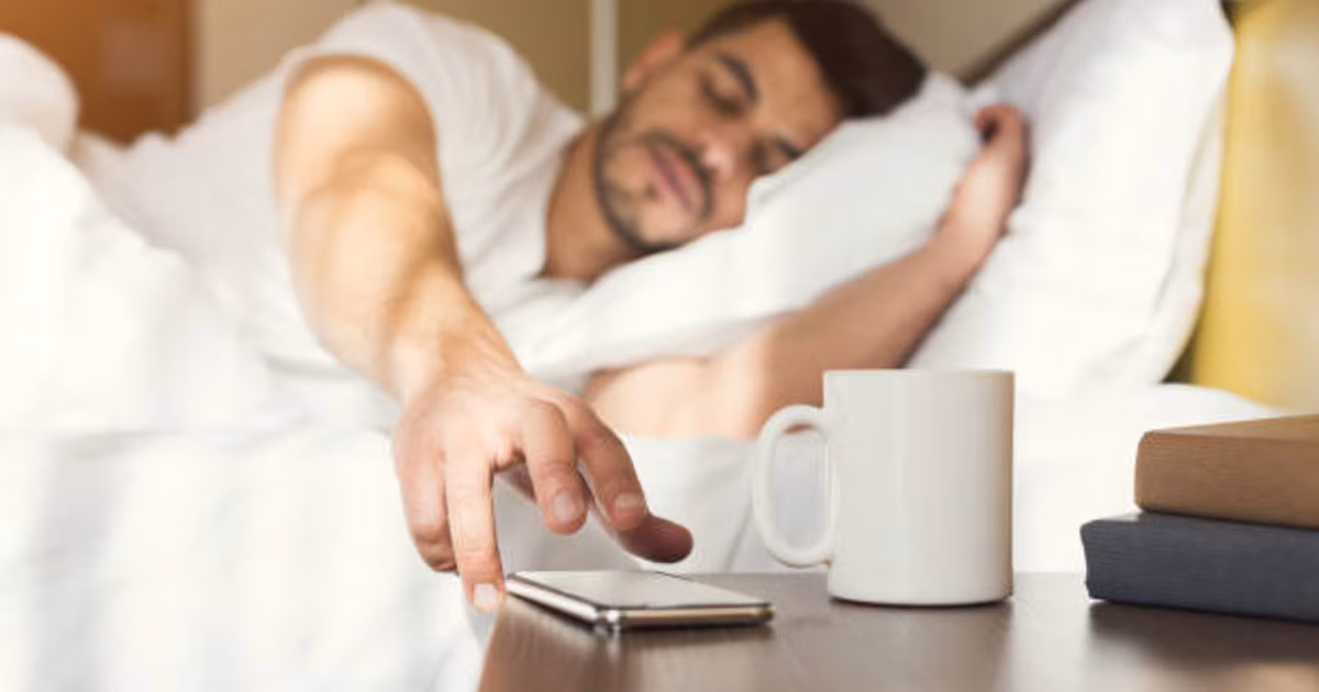 ¿Miras tu teléfono cuando te despiertas? Este es el daño que podrías estar haciéndole a tus ojos