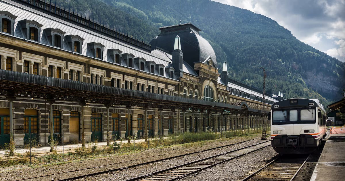 El tren que atraviesa los Pirineos que es uno de los más impresionantes de España: un viaje a través de puentes, túneles y paisajes increíbles