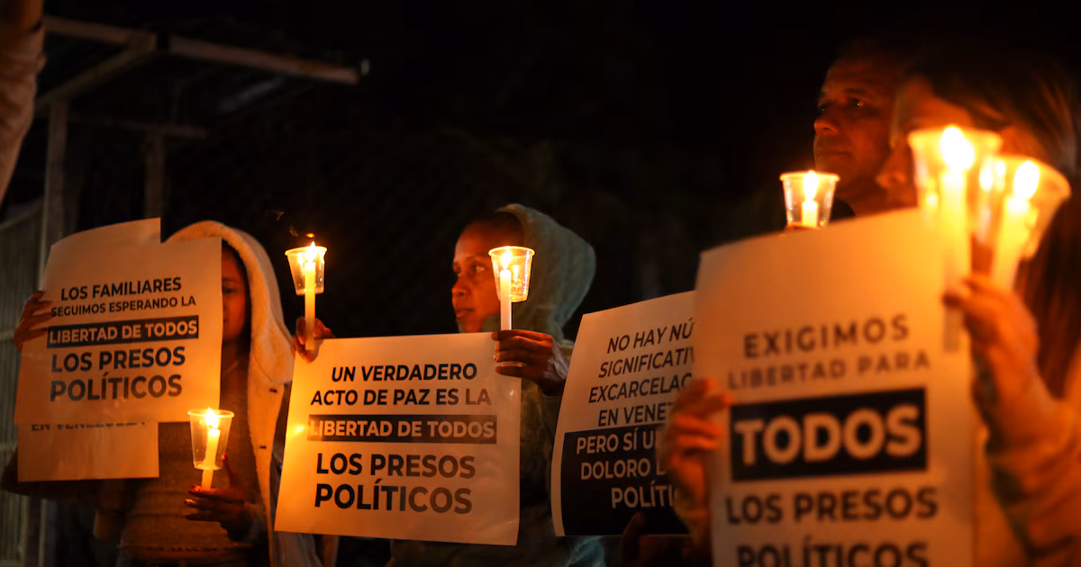 Las familias de los presos políticos en Venezuela oran frente las cárceles a la espera de las liberaciones: “Todos son inocentes”