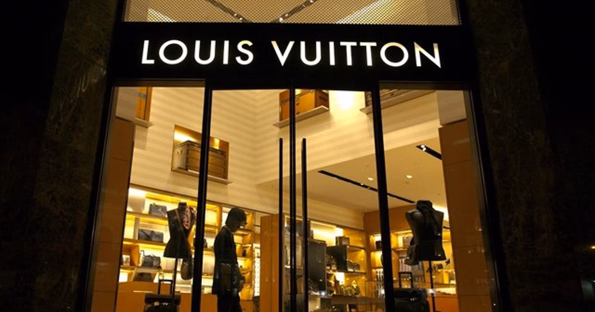 La firma de lujo LVMH gana 10.878 millones en 2025, un 13,3% menos, pero repartirá dividendos