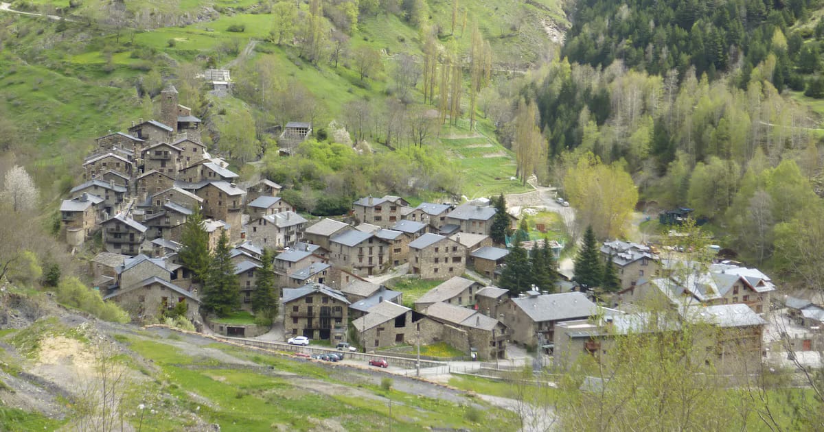El pueblo de Cataluña al que solo se puede acceder atravesando Andorra: una villa medieval rodeada de montañas
