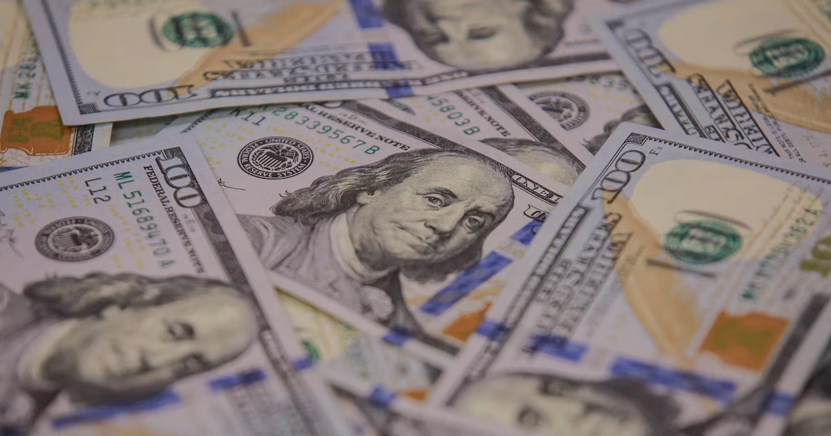 El dólar subió por cuarto día seguido y recorta la caída acumulada en enero