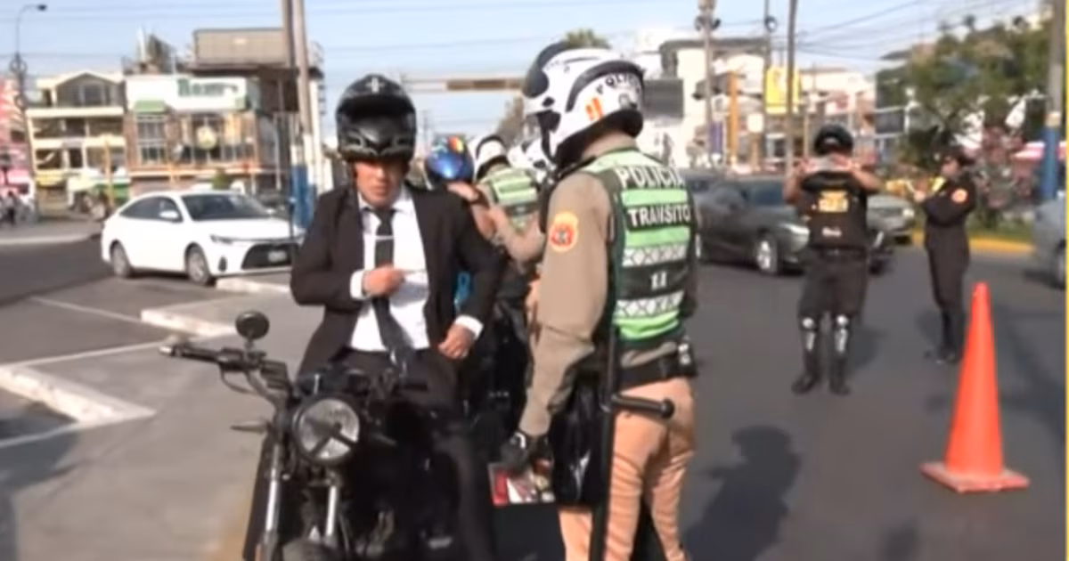 Automovilistas pasan el control de identidad en Los Olivos en el primer día de prohibición de circular con acompañante