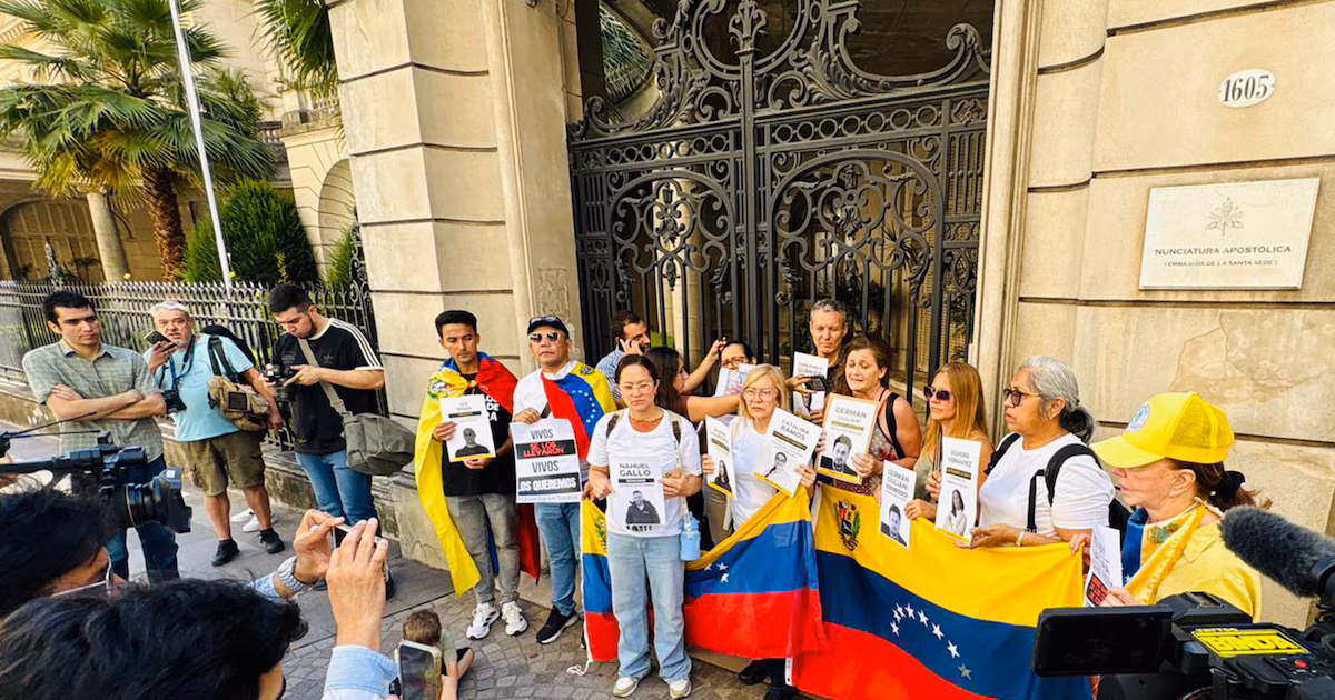 Familiares de los argentinos secuestrados por el chavismo pidieron que el Vaticano intervenga para acelerar la liberación