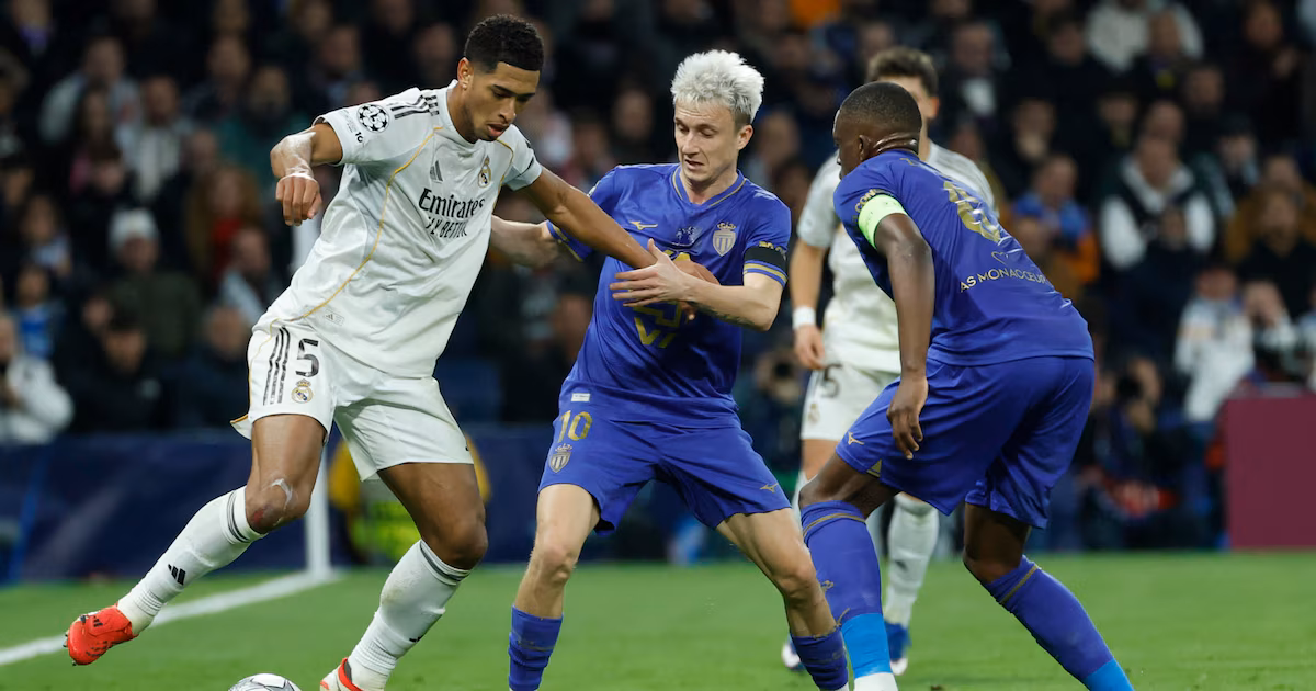 Así os contamos la victoria del Real Madrid sobre el Mónaco. El Real Madrid sobrevuela el Santiago Bernabéu para certificar la victoria en la Champions ante el Mónaco