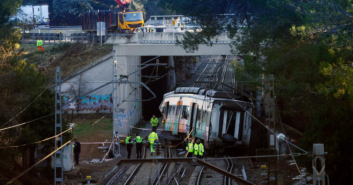 El piloto de Rodalies sólo tuvo cinco segundos para frenar antes de chocar contra el muro que se había desplomado sobre la pista.