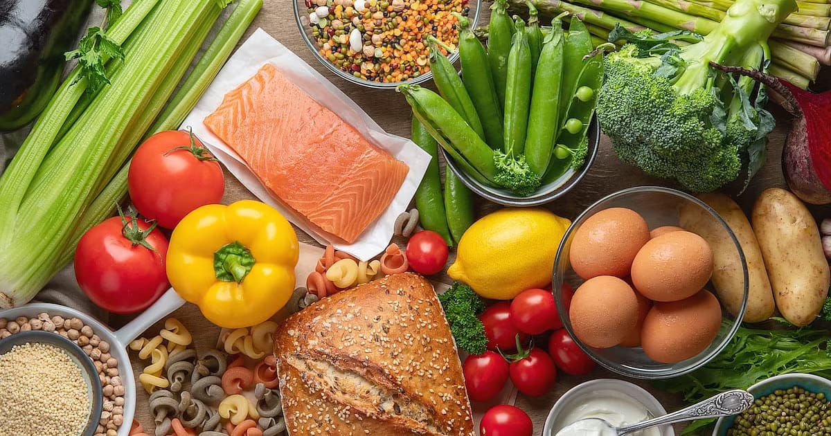 Una dieta basada en alimentos integrales permite a las personas comer más mientras reducen calorías
