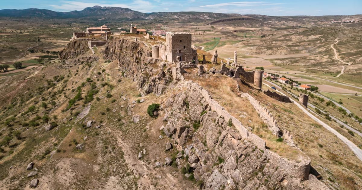 El pueblo medieval de Cuenca que está en ruinas y es Conjunto Histórico: tiene seis iglesias, un castillo y hasta cinco recintos amurallados