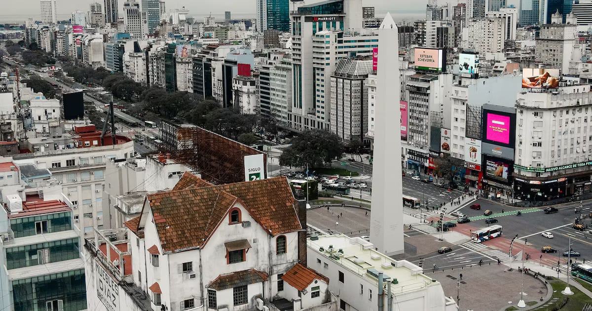Se vende el histórico chalet construido sobre una terraza frente al Obelisco: su increíble historia y cuánto vale