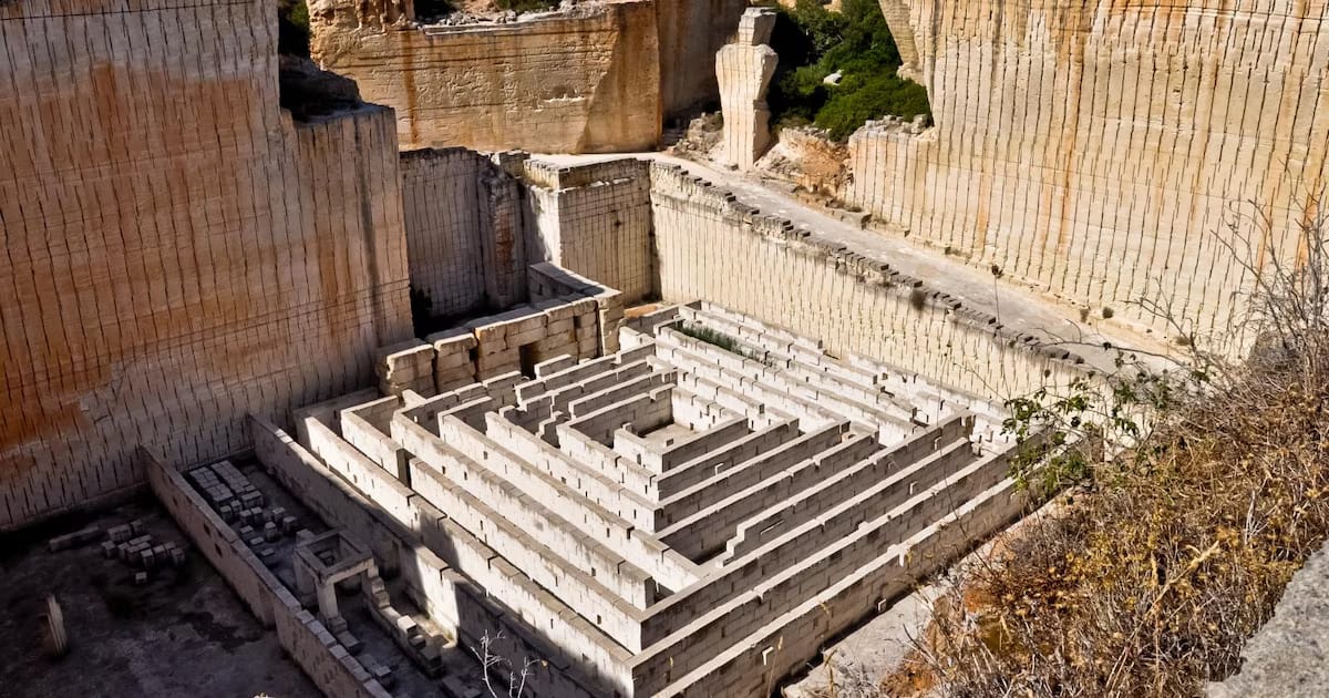 Así es Lithica: el recinto cultural de Menorca que transforma una cantera en un universo de arte, historia y laberintos