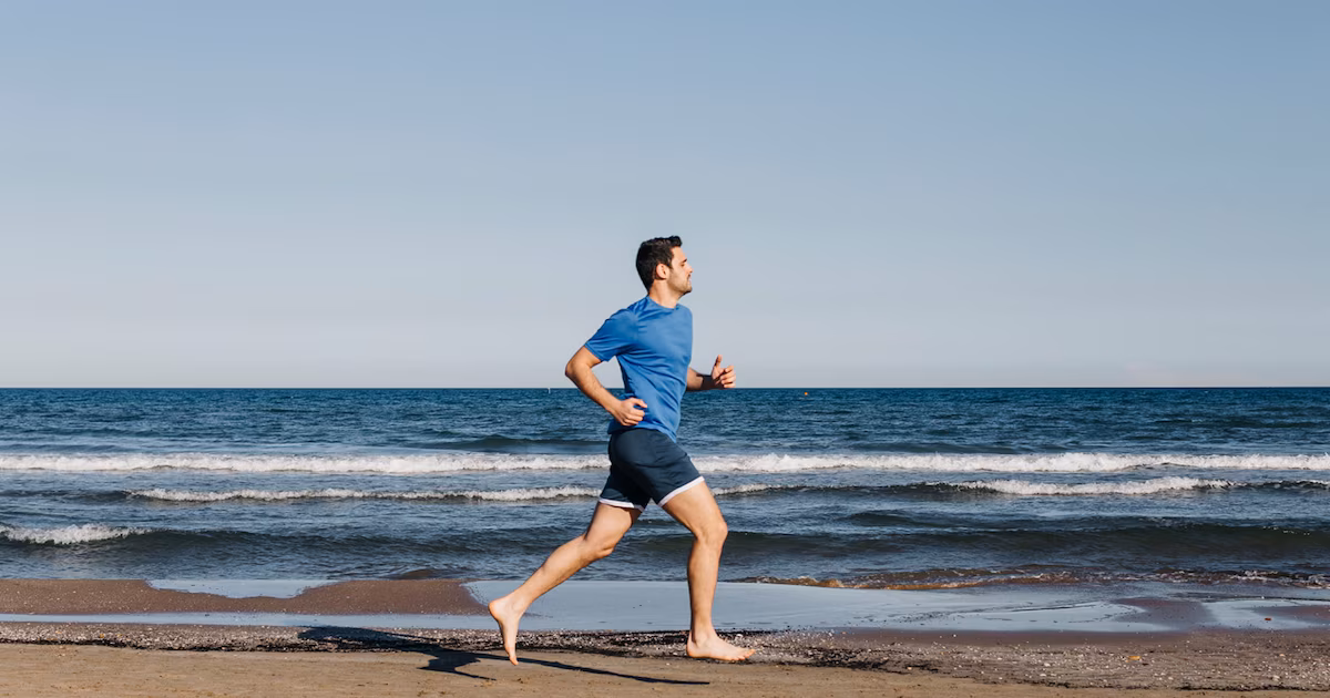 Correr en la playa en verano: cómo aprovechar los beneficios y evitar lesiones