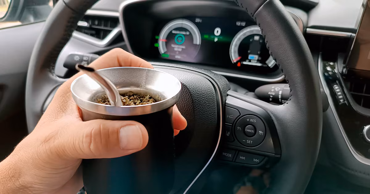 Una provincia multará con $500.000 a quienes conduzcan un auto tomando mate: qué dice la Ley de tránsito