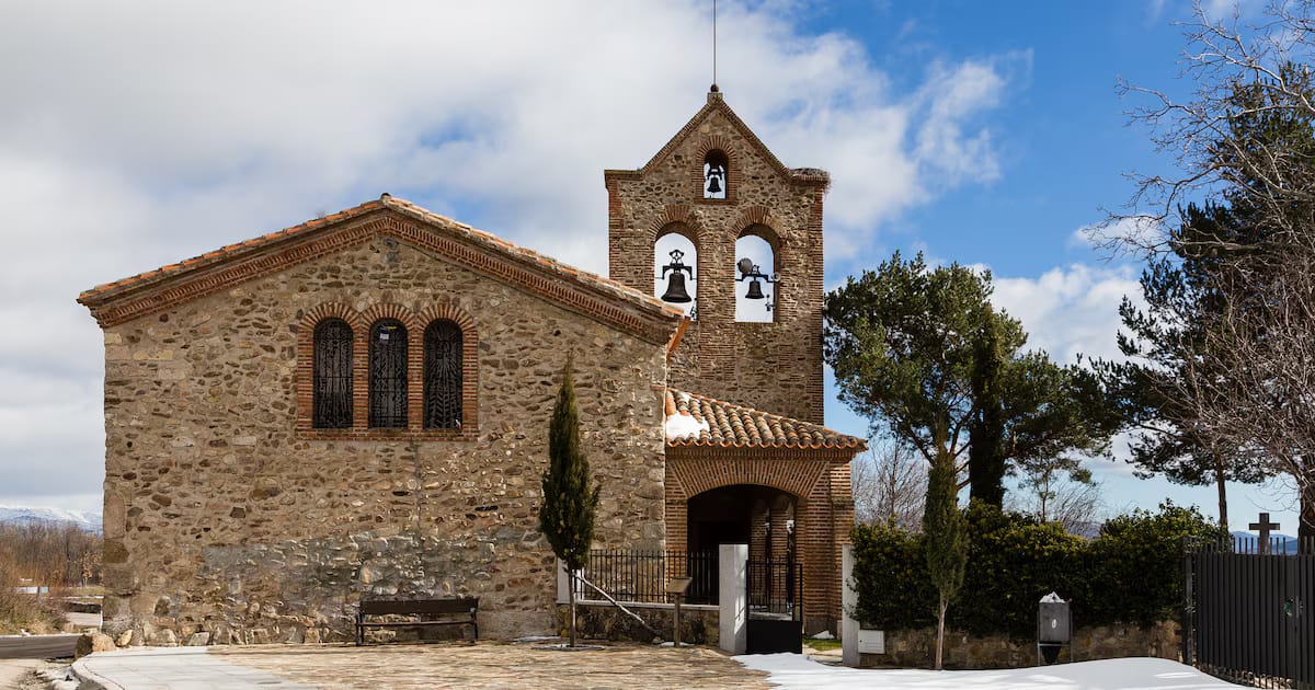 El pueblo desconocido de Madrid donde se coronó Juana la Loca y tiene una joya natural a la que se llega por una bonita ruta