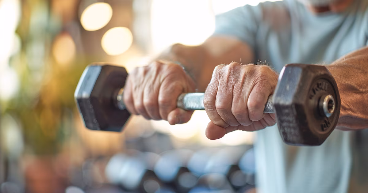 Por qué recomiendan comer huevos y pescado después de los 60 años para mantener la masa muscular