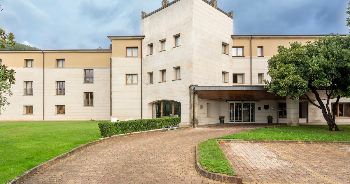 El hotel Parador está situado en una importante localidad del Camino de Santiago, junto a un paraje natural declarado Patrimonio de la Humanidad