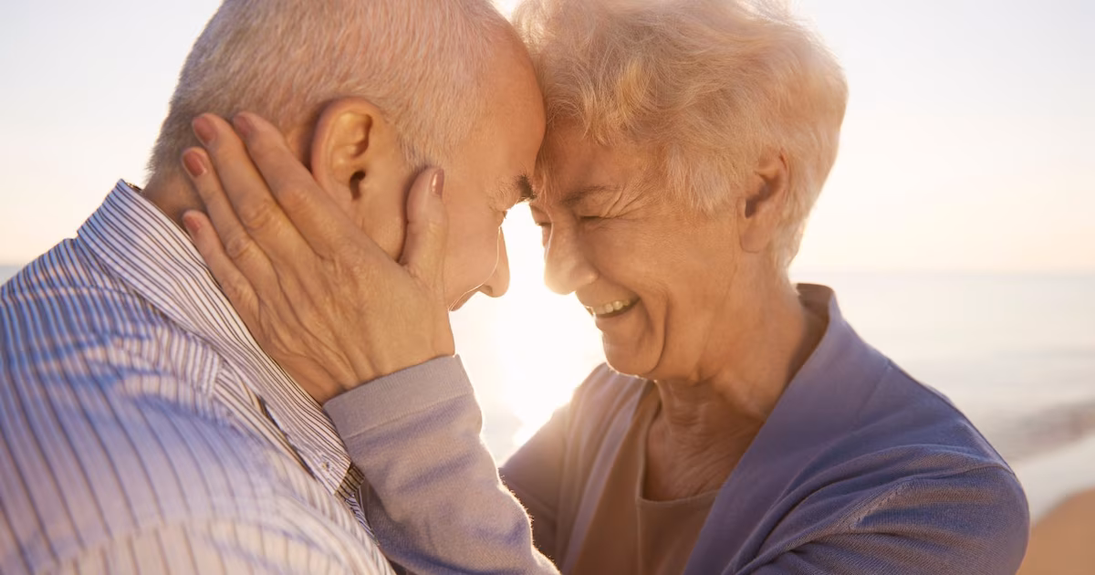 El secreto científico que trasciende la edad y mantiene la «chispa del amor» durante toda tu vida