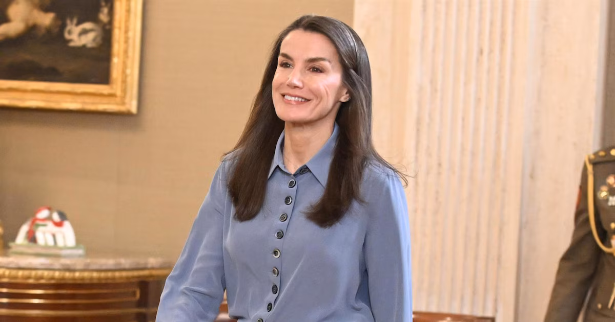 La reina Letizia estrena original camisa de seda azul con botones