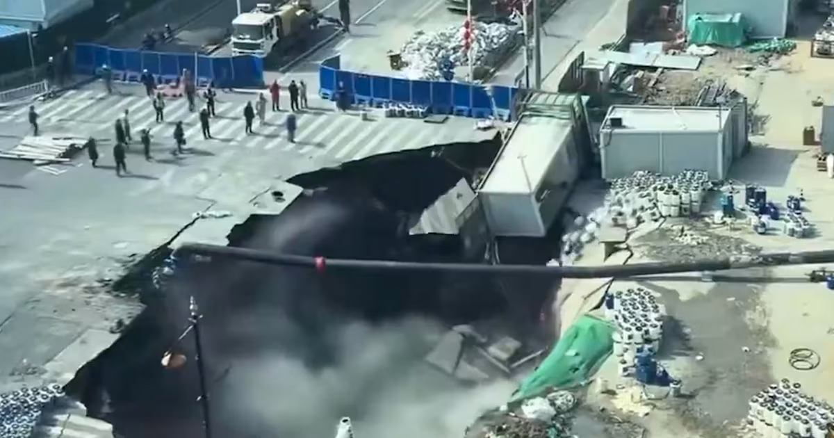 Impactantes imágenes del momento en que se derrumbó una calle en construcción para una estación de metro en Shanghai