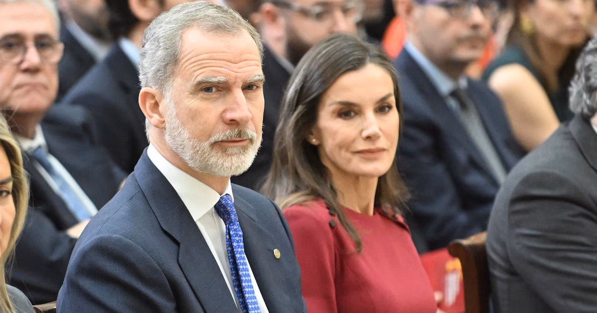 La reina Letizia luce un vestido burdeos ‘Efecto Playboy’ de Carolina Herrera en los Premios Nacionales del Deporte