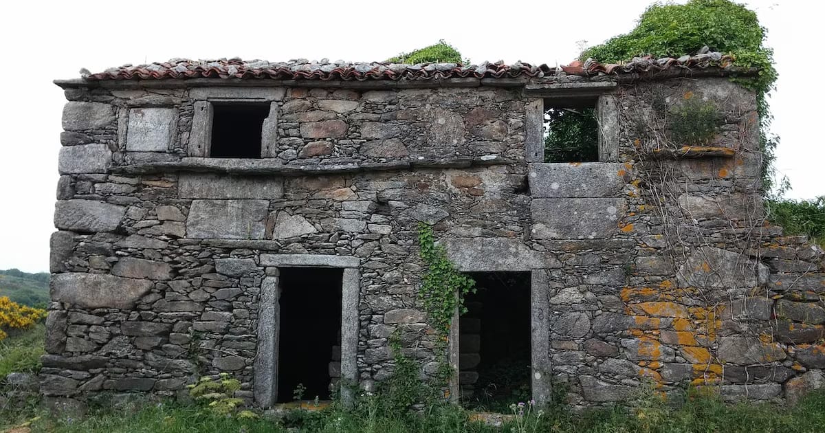 Pueblo costero gallego en venta por 150.000€: a una hora de Santiago de Compostela, con vistas al mar