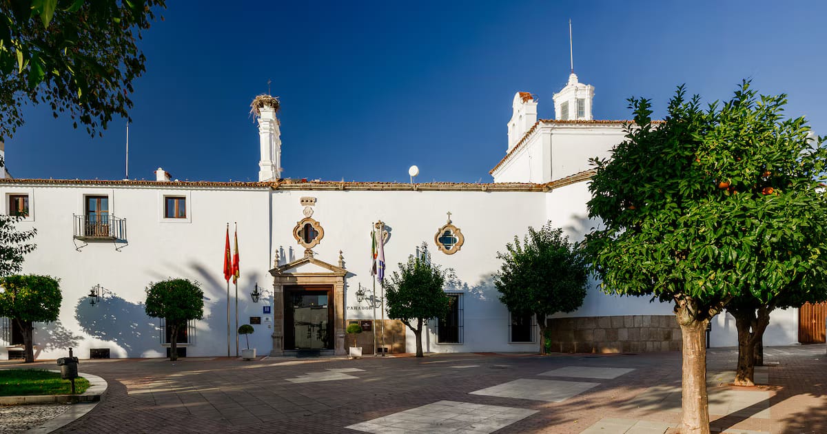 Parador está ubicado en un monasterio del siglo XVIII en una ciudad fundada en el 25 a.C.: rica gastronomía y patrimonio único