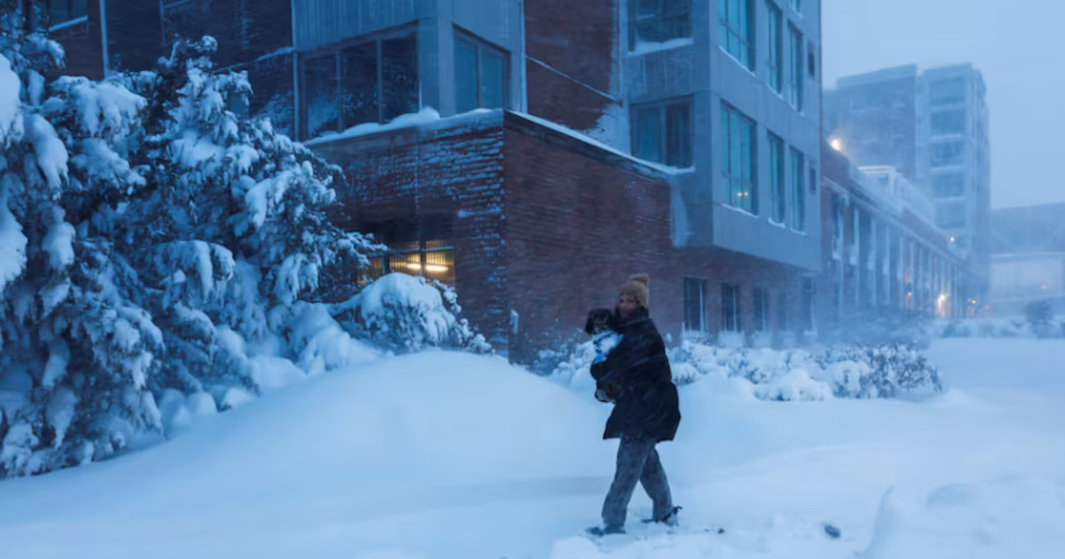 Tormenta invernal golpea la costa este de EE. UU. En vivo: Millones se quedan en casa en Nueva York Miles de vuelos cancelados en EE. UU. mientras la tormenta de nieve azota 20 de las fotos más impactantes de la tormenta invernal en el este de EE. UU.