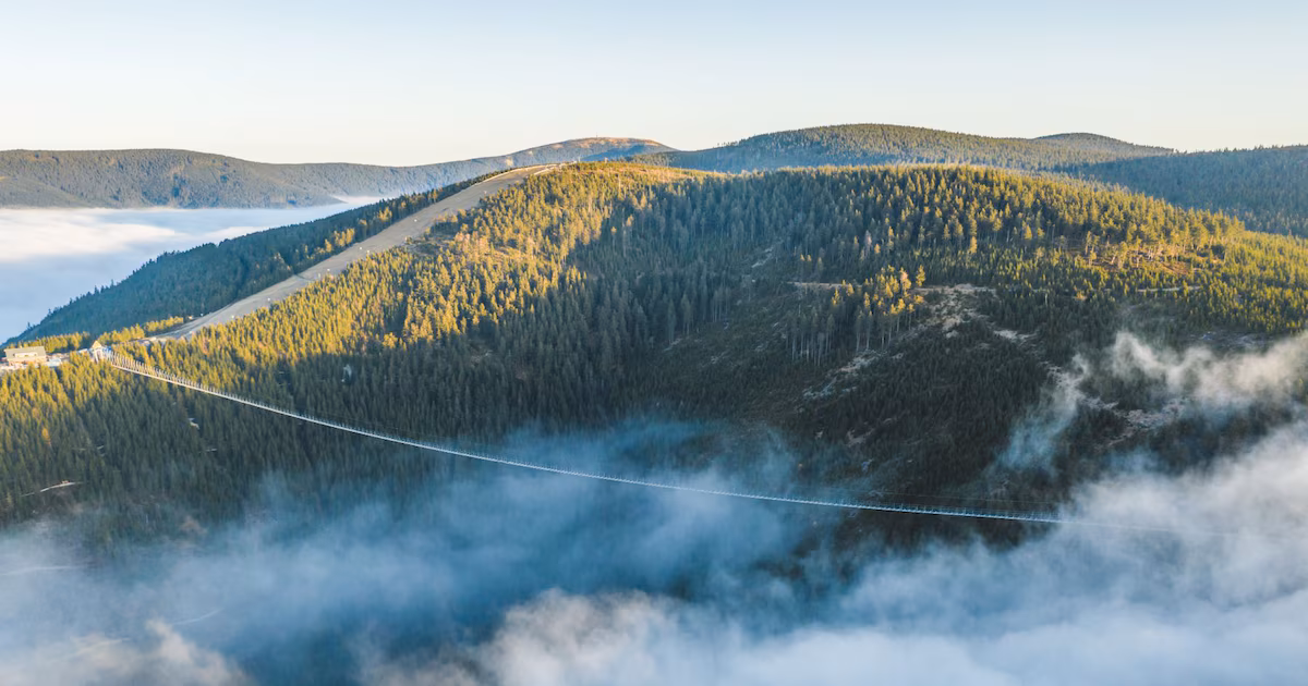 El puente peatonal más grande del mundo se encuentra en el corazón de Europa: casi 1000 metros de largo y situado en plena naturaleza