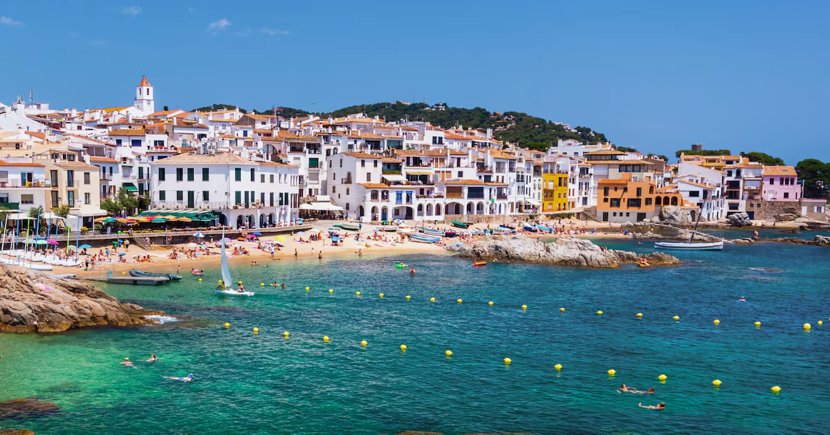 El pueblo mediterráneo que inspiró a Serrat: una joya de la Costa Brava con 700 habitantes