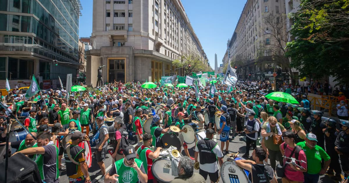 Gobierno descontará la jornada a trabajadores estatales que participen en paro nacional contra reformas laborales