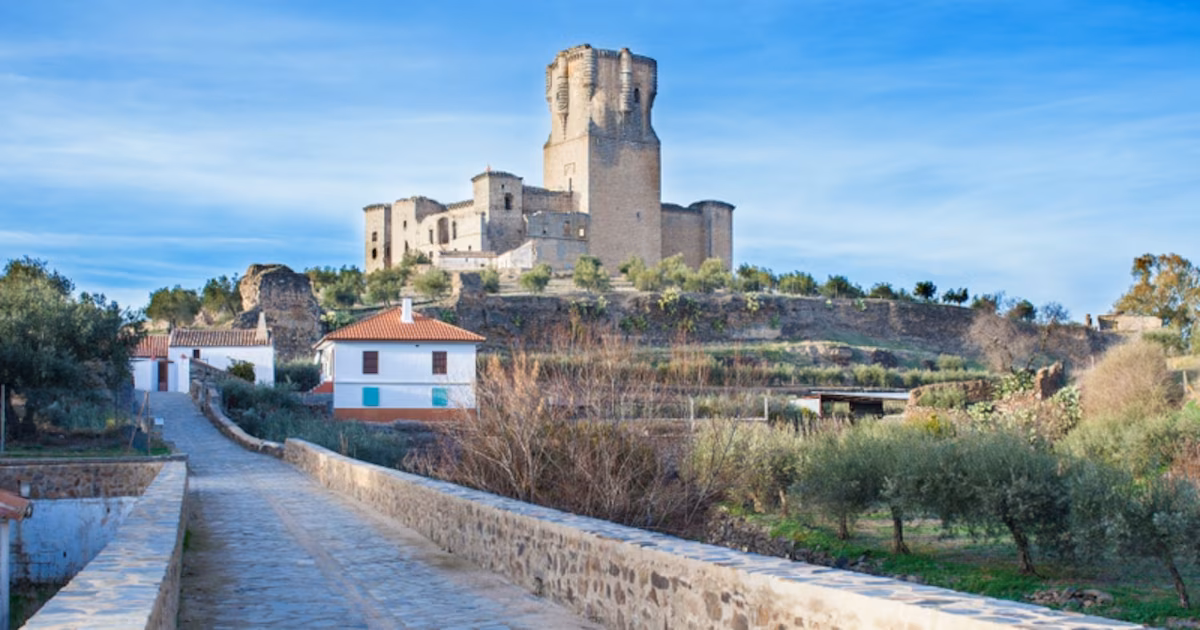 Así es el castillo más alto de España: casi 50 metros de altura, con 8 torres, es una fortaleza del siglo XV