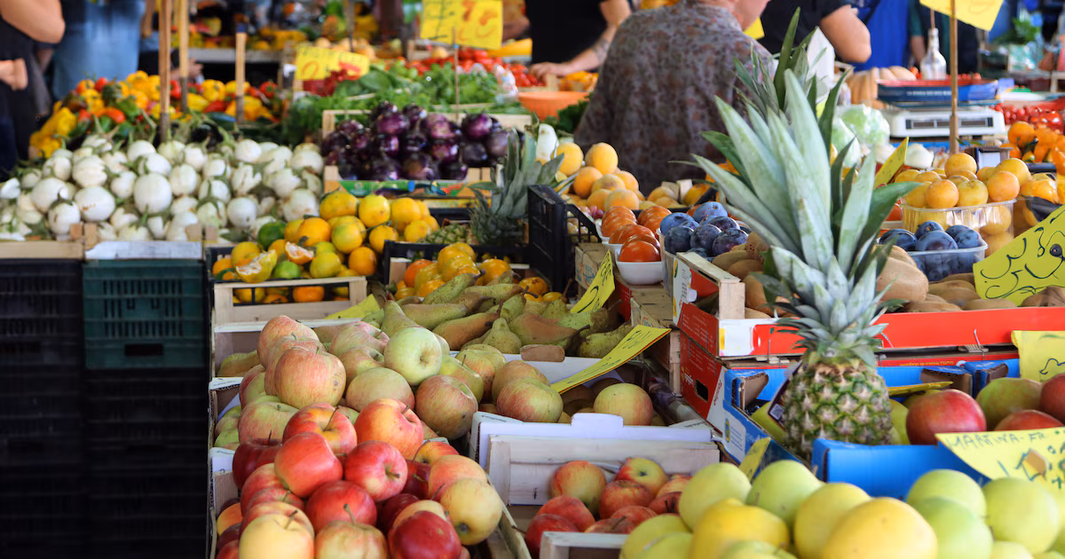 ¿Qué fruta controla el colesterol, es buena para los músculos y es fuente de vitaminas?