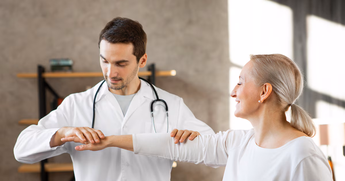 Por qué entrenar el brazo menos afectado mejora la autonomía tras un ictus