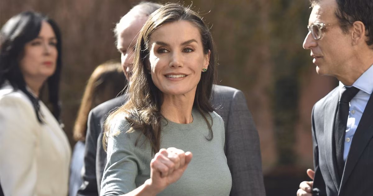 La reina Letizia da la bienvenida a la primavera en Huesca con un look básico «aguamarina»