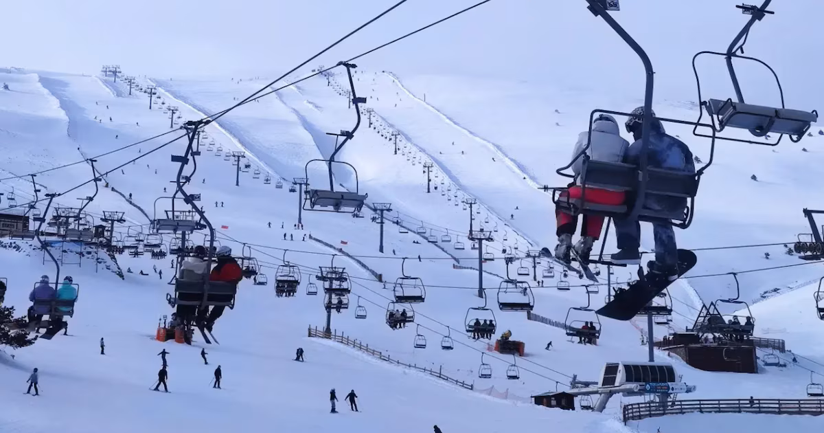 La Estación de Esquí de Valdesquí es una de las mejores estaciones de esquí de España en la Sierra de Guadarrama, con más de 25 kilómetros de pistas de esquí.