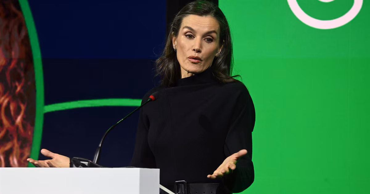 La reina Letizia apostó todo al negro con su vestido de punto todoterreno y botas hasta los muslos, ¡y salió victoriosa!