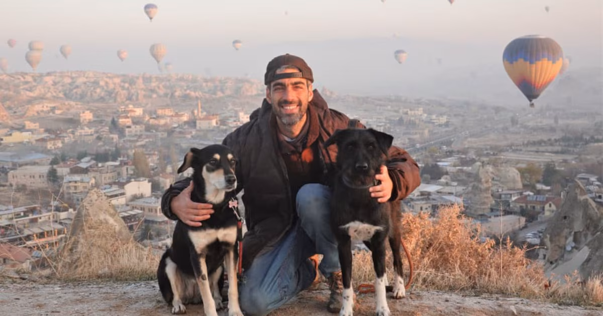 Doce años haciendo autostop, tres continentes y dos perros: Nómada madrileña encuentra familia en dos cachorros abandonados