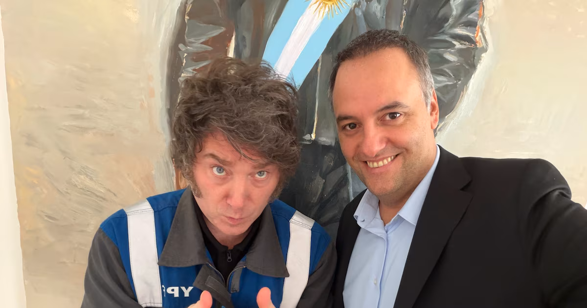 Javier Mire regresa de Hungría en medio de tensiones políticas y buscará recuperar el control de la agenda local