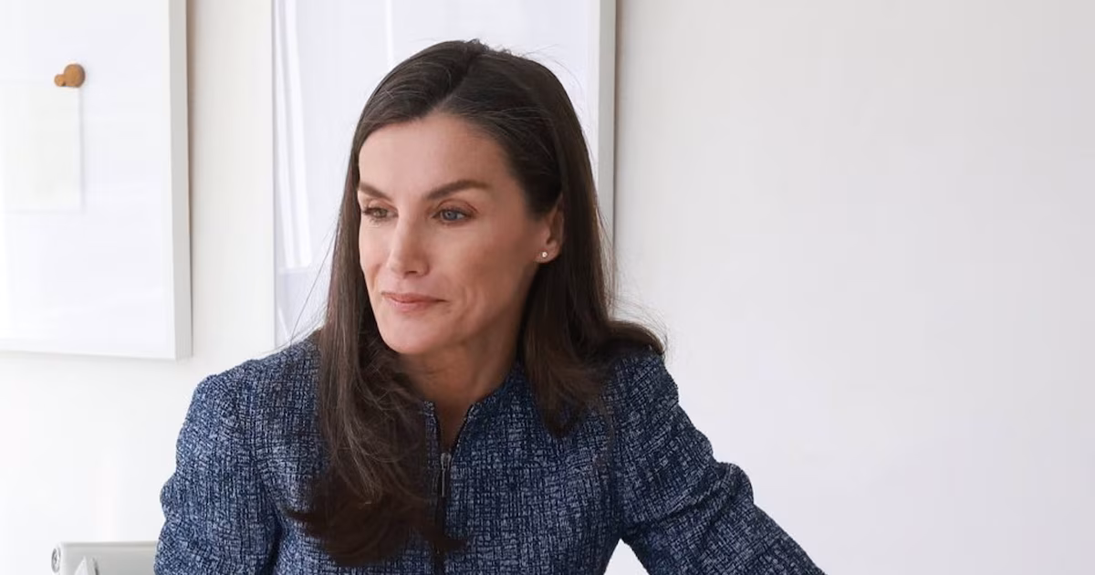 La reina Letizia guarda su moderna chaqueta ‘denim’ con cremalleras Hugo Boss