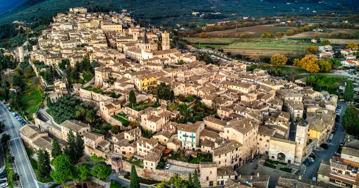 La Ciudad de las Flores: el mejor destino para un viaje de primavera en Italia, con iglesias renacentistas y las murallas mejor conservadas del país
