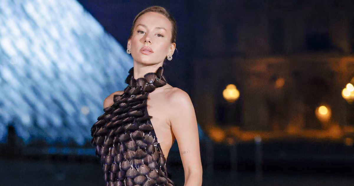 Ester Expósito deslumbra con vestido de escamas en cena de gala en París: Claves del look