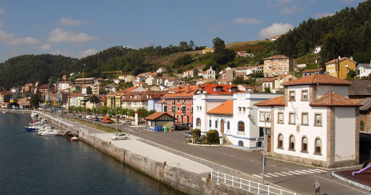 Tradición marítima, historia industrial y naturaleza: este pueblo asturiano de casas modernistas en la costa del mar Cantábrico