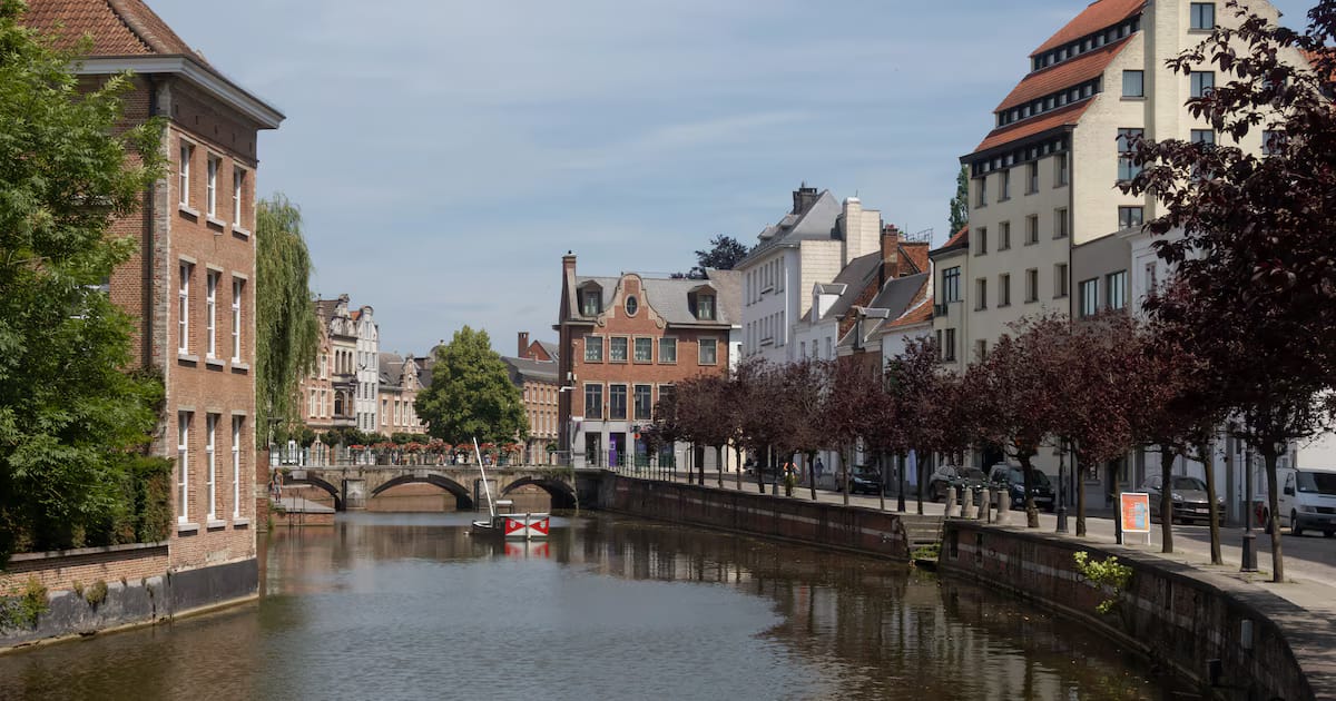 Ciudad medieval a menos de una hora de Bruselas: beaterio único y reloj astronómico declarado Patrimonio de la Humanidad