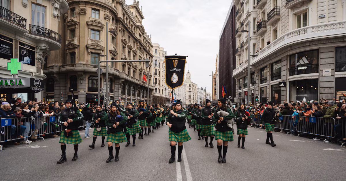 Desfile del Día de San Patricio en Madrid 2026: La Gran Vía se tiñe de verde con música, danza y miles de participantes celtas