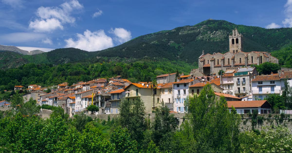 Ciudad medieval en el sur de Francia, a una hora de España: balneario del siglo XIV, castillo, iglesia y rutas de senderismo