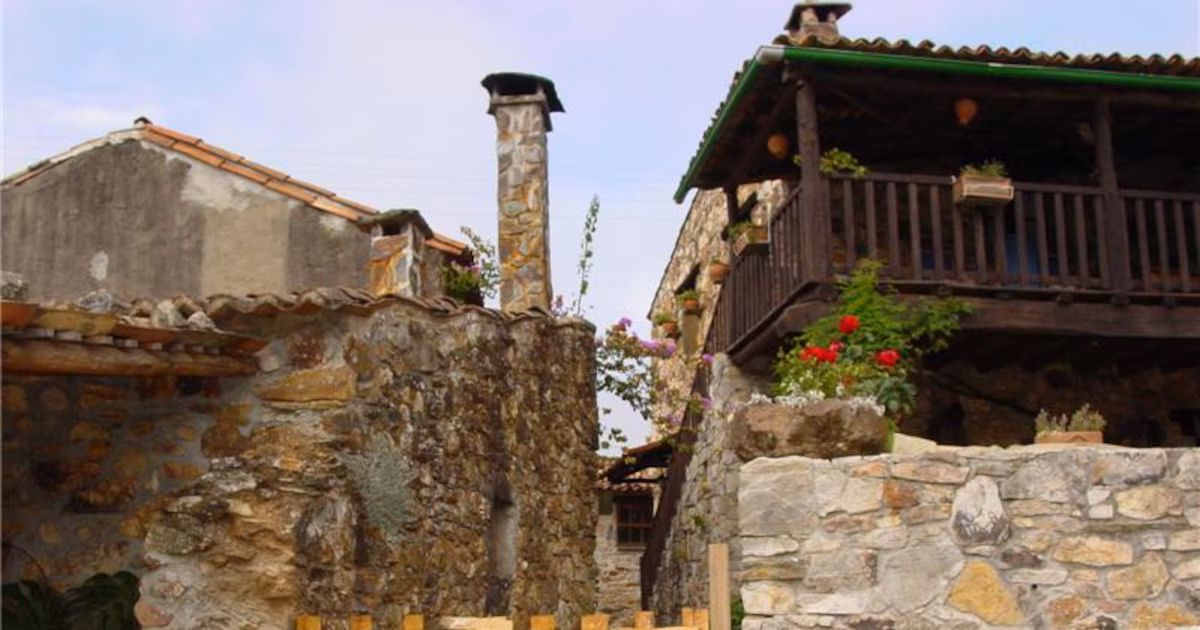 Pueblo portugués salvado por sus habitantes: una ermita del siglo XV y un desfiladero entre montañas, con aguas cristalinas arriba