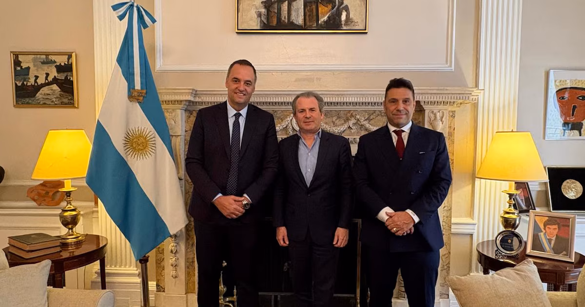 Manuel Adoni está en Nueva York para ultimar su agenda y prepararse para reunirse en la mesa política el martes
