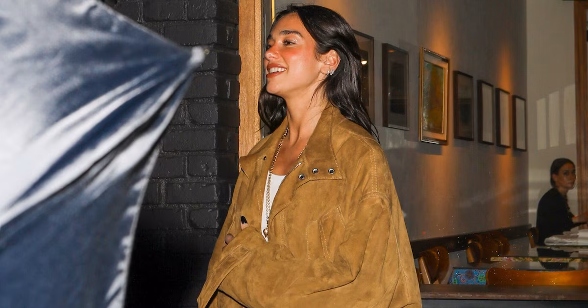 Dua Lipa revoluciona la moda urbana en Los Ángeles: así combinó materiales transparentes con ante en su último outfit