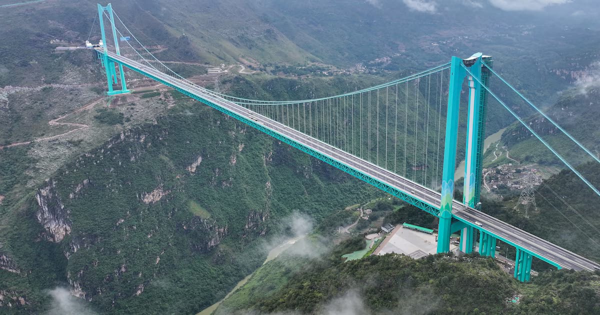 El puente colgante más alto del mundo está en China: 625 metros de altura y una impresionante cascada