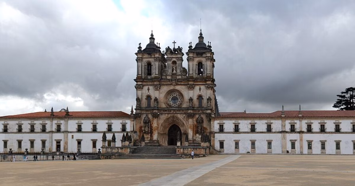 Un monasterio escondido dentro de la puerta más estrecha del mundo
